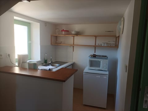 Kitchen or kitchenette, dishwasher, minibar, stove