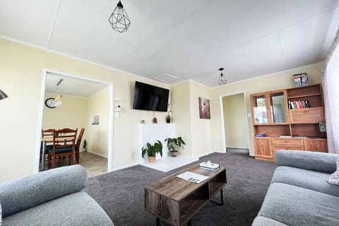 Communal lounge/ TV room, TV and multimedia, Living room, Seating area, Dining area, Evening entertainment