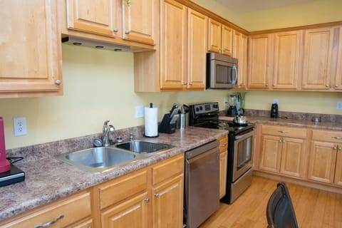 Coffee/tea facilities, Kitchen or kitchenette, dishwasher, minibar, pet friendly, stove