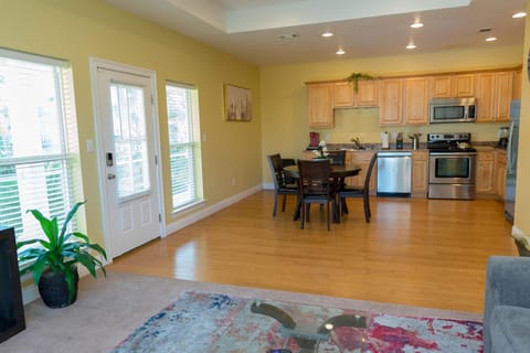 Kitchen or kitchenette, Dining area, dishwasher, minibar, pet friendly, stove