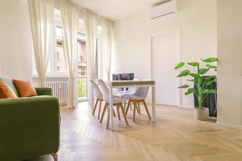 Living room, Seating area, Dining area, air conditioner