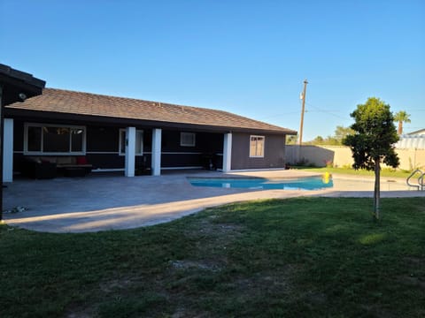 Lux Private Home - Pool, Billiards, 8 Smart TVs, Board Games, Cotton Bedding - The Stone Sanctuary at McCullough Hills Trailhead Casa in Henderson