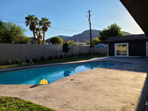 Lux Private Home - Pool, Billiards, 8 Smart TVs, Board Games, Cotton Bedding - The Stone Sanctuary at McCullough Hills Trailhead Casa in Henderson