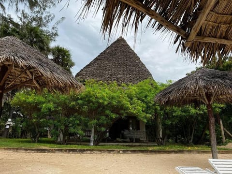 Fantastic beach front cottage with shared pool Villa in Malindi