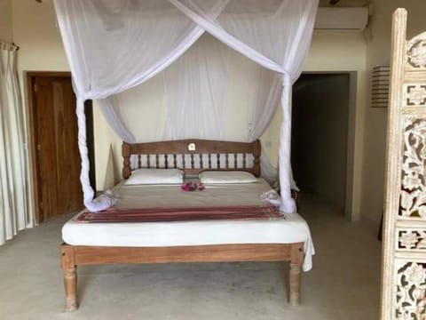 Fantastic beach front cottage with shared pool Villa in Malindi