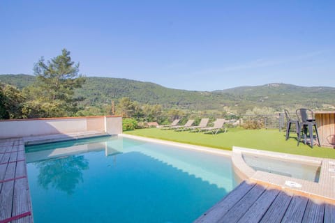 love room avec spa et piscine vu panoramique Bed and Breakfast in Solliès-Toucas