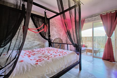 love room avec spa et piscine vu panoramique Bed and Breakfast in Solliès-Toucas