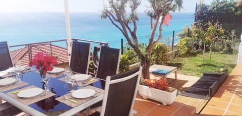 Vue magnifique, piscine privée chauffée et sauna à 10min de Monaco Condo in Roquebrune-Cap-Martin