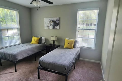 Luxury 2 Bedroom 2 Bath and 1 Car Garage with Pool Eigentumswohnung in Collierville
