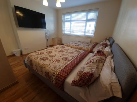London Luxury Apartment 3 Bed 1 minute walk from Redbridge Stn Free Parking Apartment in Ilford