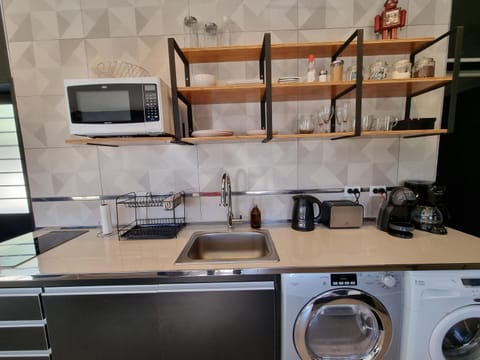 Coffee/tea facilities, Kitchen or kitchenette, minibar, stove, toaster, washing machine, dryer