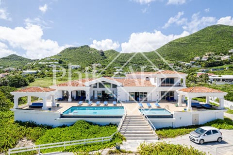 10 bed-rooms luxury BEACH VILLA Villa in Sint Maarten