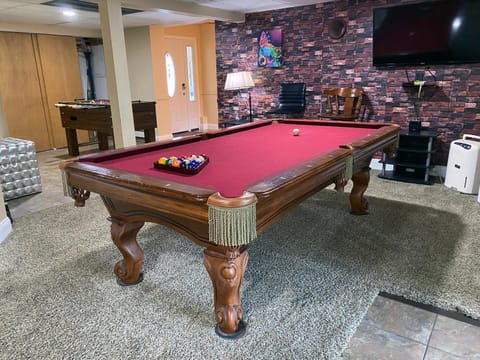 WOW!! Ultimate Pocono Retreat, Hot Tub, Game Room, Deck, Lakes, Skiing, Pools Casa in Emerald Lakes