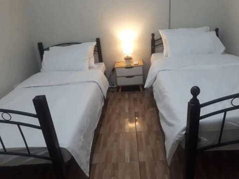A2J Comfy Home w/ 120in Cinema + Jacuzzi Near NAIA House in Las Pinas