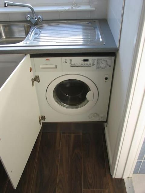 Modern Cosy Private Studio, WIFI, IP-TV, Must See Apartment in Romford