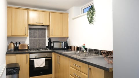 Free Parking & Garden & Central Contractor Apartment in Bedford