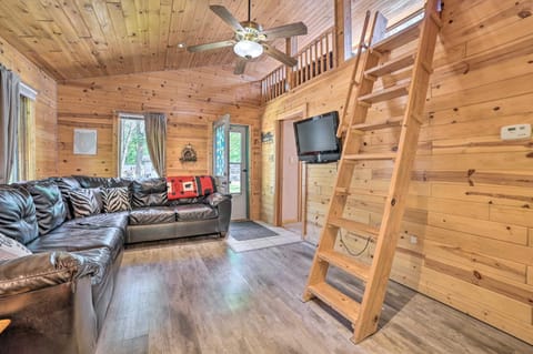 Charming Houghton Lake Cottage with Backyard! Maison in Houghton Lake