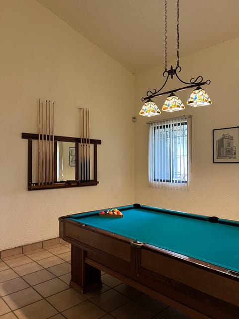 Billiard, Game Room