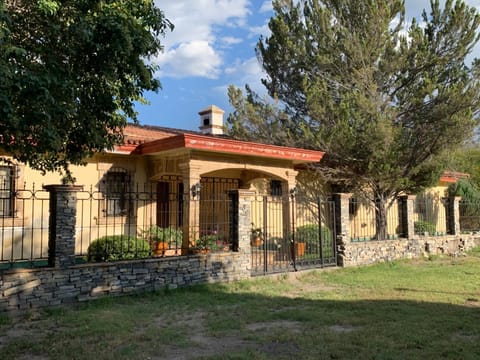 Finca los Rosales House in Parras de la Fuente