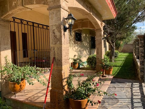 Finca los Rosales House in Parras de la Fuente