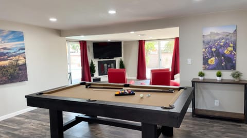 Private Home - Heated Pool, Billiards, Darts, Foosball, Fireplace, 5 Smart TVs, BBQ, Cotton Bedding - The Saguaro Sanctuary, Pool Heat Optional House in Tucson