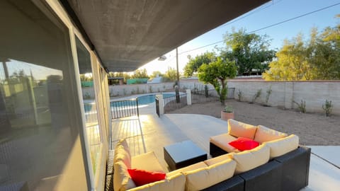 Private Home - Heated Pool, Billiards, Darts, Foosball, Fireplace, 5 Smart TVs, BBQ, Cotton Bedding - The Saguaro Sanctuary, Pool Heat Optional House in Tucson