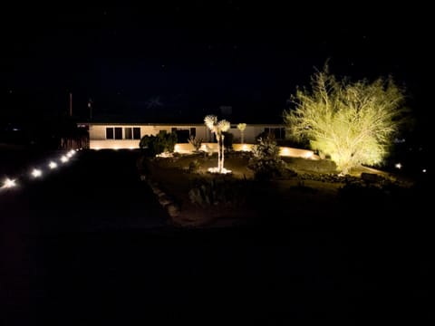 Private Home - Heated Saltwater Pool, BBQ, Pro Pool Table, Horseshoes, Darts, Cotton Bedding, Half Acre - The Joshua Tree Forest - Pool Heat Optional House in Twentynine Palms