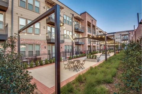 Modern Famers Branch Living Apartment in Farmers Branch