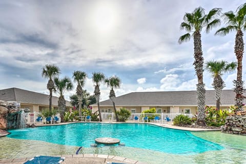 Sunny Townhome with Pool Access about 1 Mi to Beach House in North Padre Island
