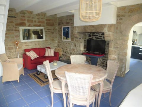 Charming holiday home 50 m from the sea House in Plougasnou