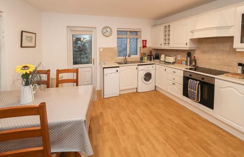 Kitchen or kitchenette, Seating area, Dining area, dishwasher, pet friendly, stove, toaster, washing machine