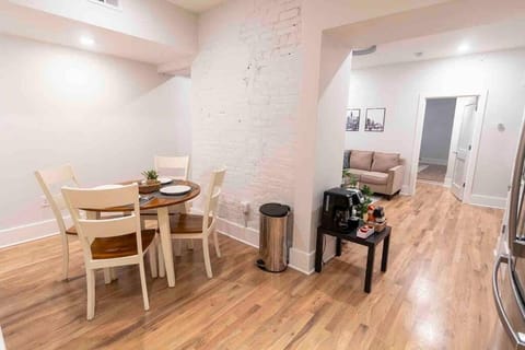 Spacious 1 bed 1 bath Downtown OTR condo minutes walk to the Reds Bengals stadium & more! Apartment in Over The Rhine