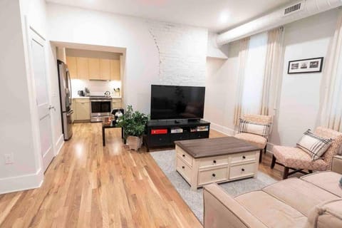 Spacious 1 bed 1 bath Downtown OTR condo minutes walk to the Reds Bengals stadium & more! Apartment in Over The Rhine