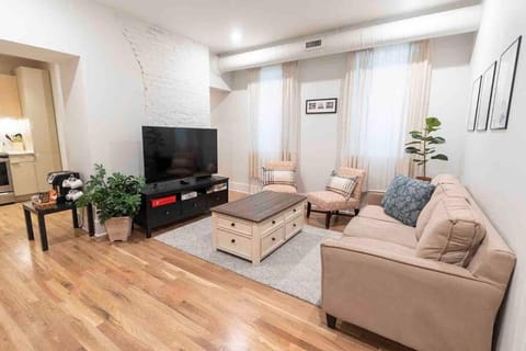 Spacious 1 bed 1 bath Downtown OTR condo minutes walk to the Reds Bengals stadium & more! Apartment in Over The Rhine