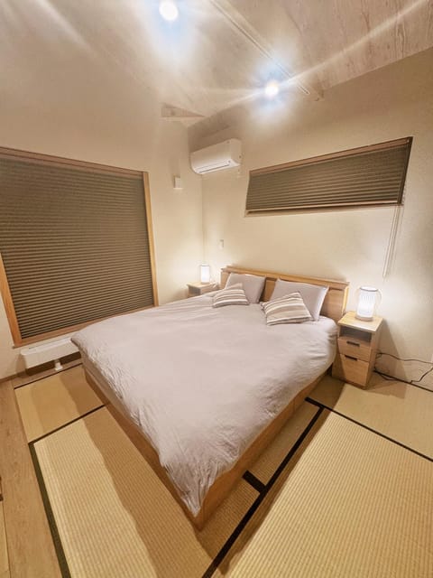 Bed, Photo of the whole room, Bedroom, air conditioner