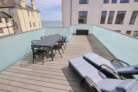 Modern Home for Small Groups by Stones Throw Apartments - Free Parking - Sea View House in Worthing