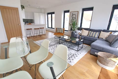 Modern Home for Small Groups by Stones Throw Apartments - Free Parking - Sea View House in Worthing