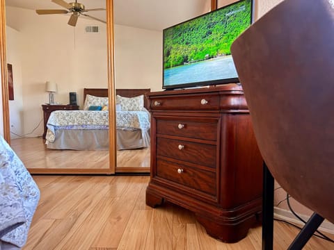 Golden Saddle Suite with TV and private bathroom Bed and breakfast in Hemet