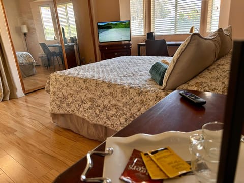 Golden Saddle Suite with TV and private bathroom Bed and breakfast in Hemet