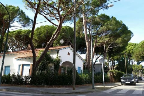 Enjoy your holidays 300m to the Mediterranean sea at Villa DIVALI House in Castelldefels