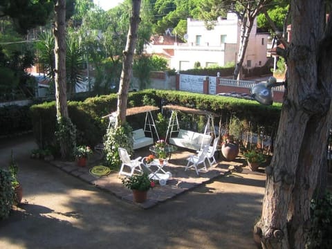 Enjoy your holidays 300m to the Mediterranean sea at Villa DIVALI House in Castelldefels