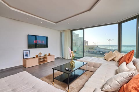 Communal lounge/ TV room, Natural landscape, TV and multimedia, View (from property/room), Balcony/Terrace, Living room, Seating area, Evening entertainment, Sea view