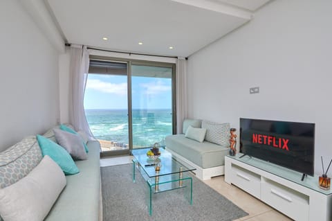 Communal lounge/ TV room, Natural landscape, TV and multimedia, View (from property/room), Balcony/Terrace, Living room, Seating area, Evening entertainment, Sea view