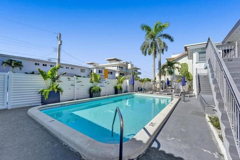 Waves On Desoto 1- Bedroom Rental Unit With Pool Apartment in Hollywood Beach