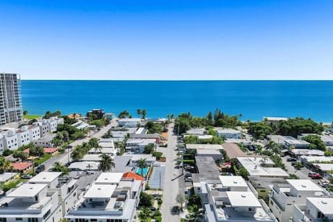Waves On Desoto 1- Bedroom Rental Unit With Pool Condo in Hollywood Beach