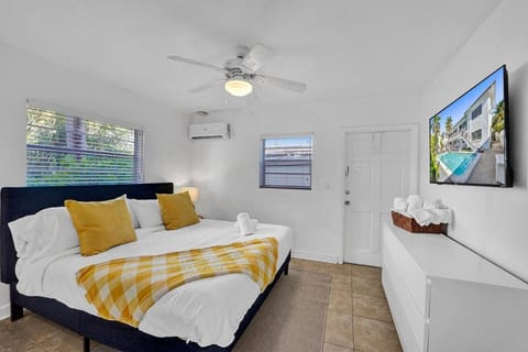 Waves On Desoto 1- Bedroom Rental Unit With Pool Apartment in Hollywood Beach