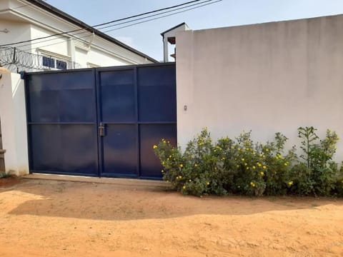 Appartement meublé à Yaoundé, face hôpital général avec, WIFI, climatisation gardien et parking Eigentumswohnung in Yaoundé