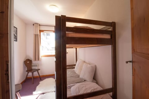 Bedroom, bunk bed