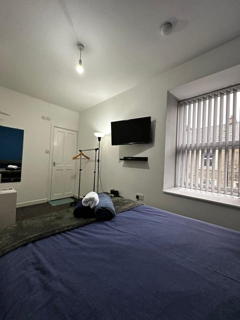 Bed, TV and multimedia, Bedroom