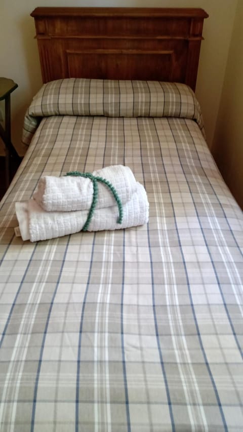 Bed, towels